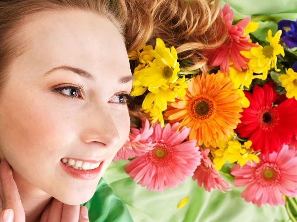 Fiatal nő virágok, megható az arcát. — Stock Fotó