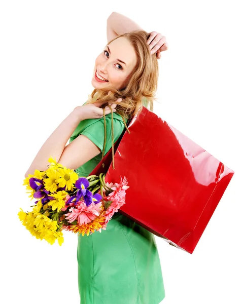 Ung kvinna med shoppingväska. — Stockfoto