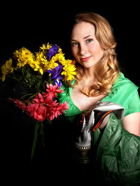 Woman holding flowers and gas mask . — Stock Photo, Image