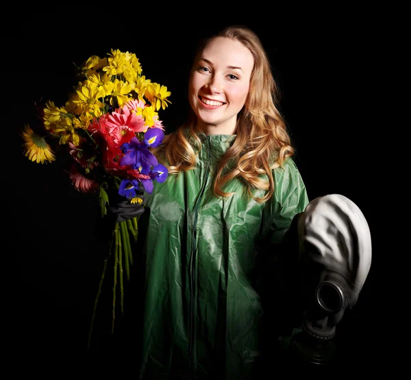 Woman holding flowers and gas mask . — Stock Photo, Image