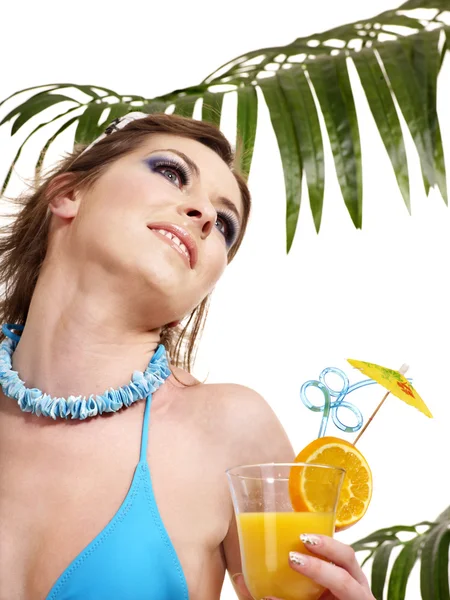 Chica en bikini bebiendo cóctel . — Foto de Stock