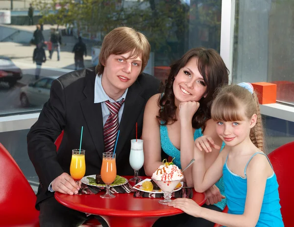 Keluarga dengan anak di restoran . — Stok Foto