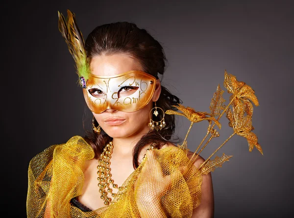 Mladá žena v karnevalovém kostýmu s maskou . — Stock fotografie