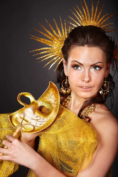 Vrouw in Carnaval kostuum met masker. — Stockfoto