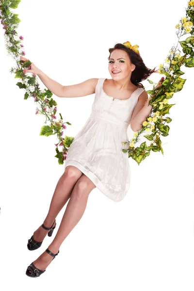 Dívka v bílých šatech, houpající se na květ swing. — Stock fotografie