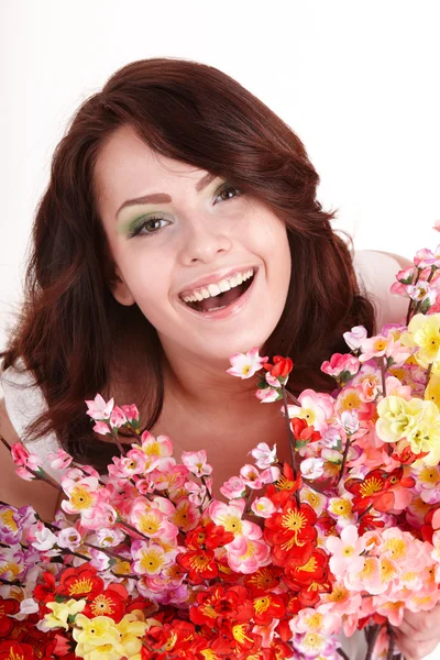 Girl gazdaság tavaszi virág. — Stock Fotó
