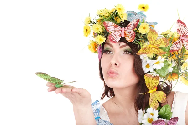 Meisje met bloem en vlinder op hand. — Stockfoto