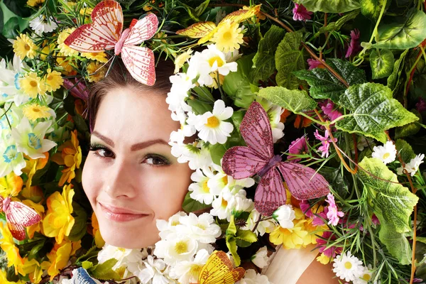 Piękna dziewczyna z motyl i kwiaty na trawie. — Zdjęcie stockowe
