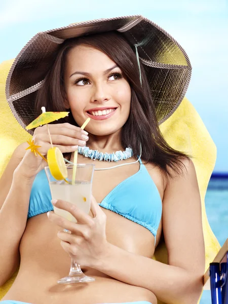 Mädchen im Bikini trinkt Koktail durch einen Strohhalm. — Stockfoto
