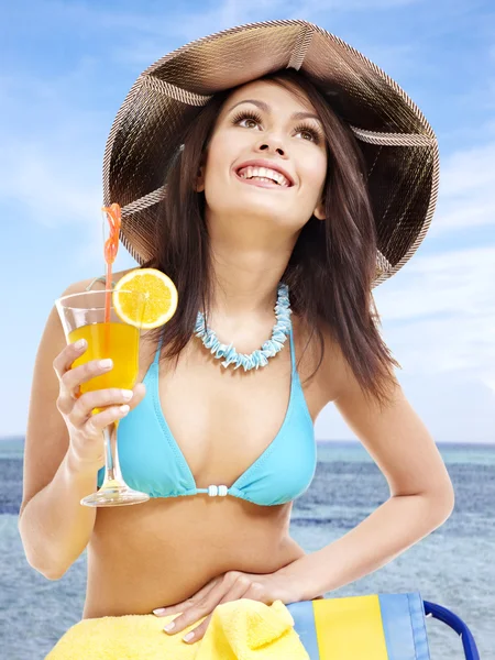 Dziewczyna w bikini picia koktajl. — Zdjęcie stockowe