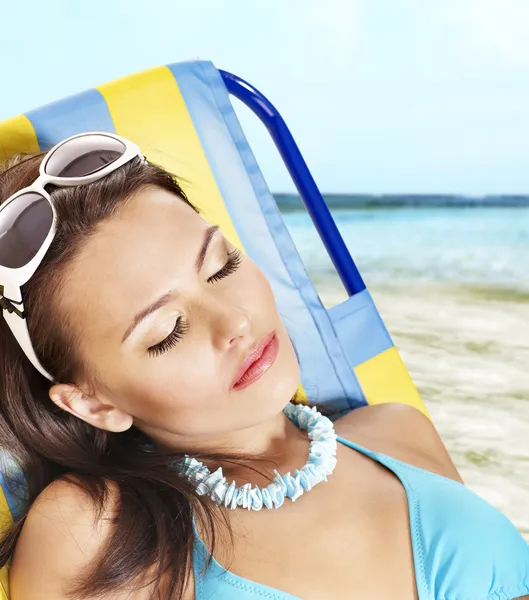 Girl in bikini relax on beach. — Stock Photo, Image