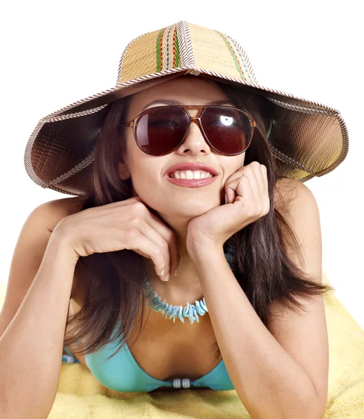 Κορίτσι μπικίνι και γυαλιά ηλίου στην παραλία. — Φωτογραφία Αρχείου
