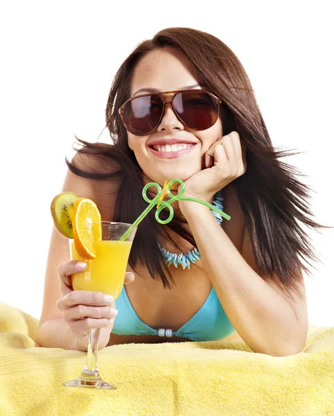 Menina de biquíni beber cocktail . — Fotografia de Stock
