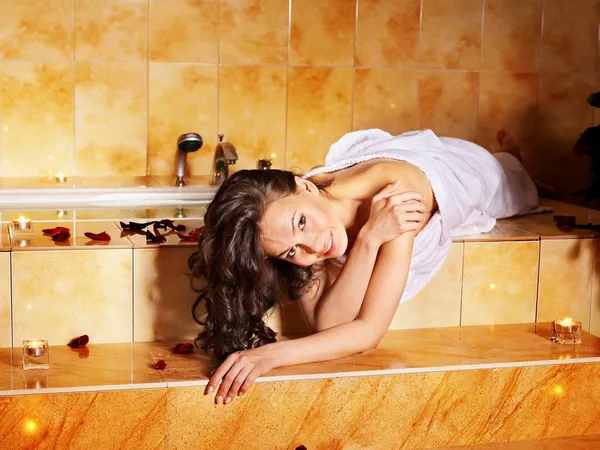 Γυναίκα χαλαρώνοντας στο μπάνιο. — Φωτογραφία Αρχείου