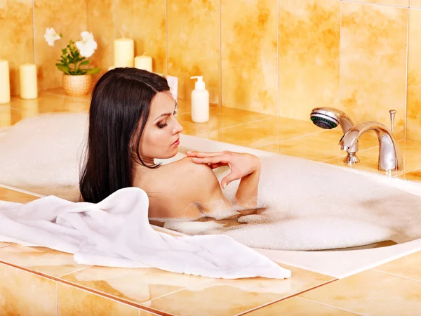 Kobieta wziąć kąpiel bąbelkowa. — Zdjęcie stockowe