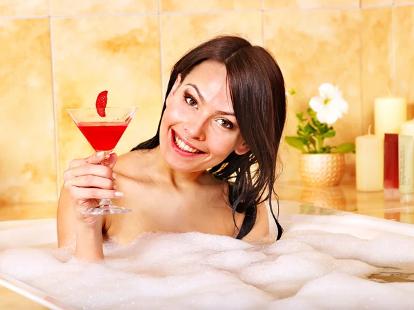 Vrouw wassen in het bad van bellen. — Stockfoto