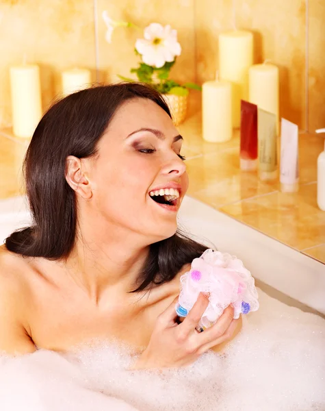 Mujer tomar baño de burbujas . — Foto de Stock