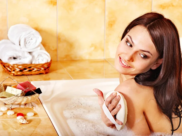Жінка приймає бульбашкову ванну . — стокове фото