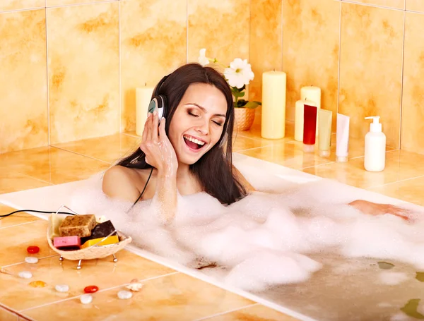 Kvinna lyssna på musik i badet — Stockfoto