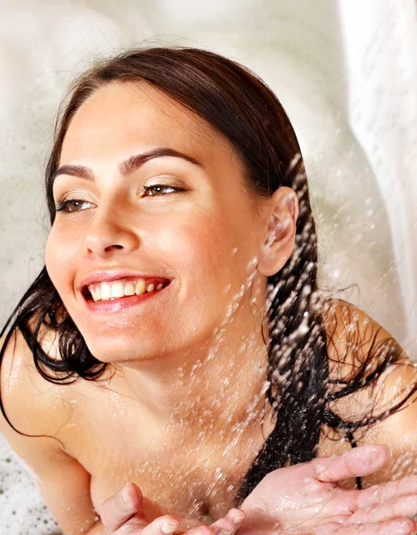 Žena vzít perličková koupel. — Stock fotografie