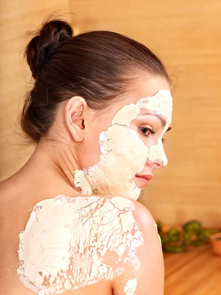 Young woman having clay body mask. — Stock Photo, Image