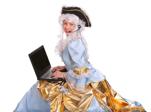 Mulher em vestido antigo com laptop e fone de ouvido . — Fotografia de Stock