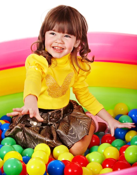 Criança feliz em grupo bola colorida . — Fotografia de Stock