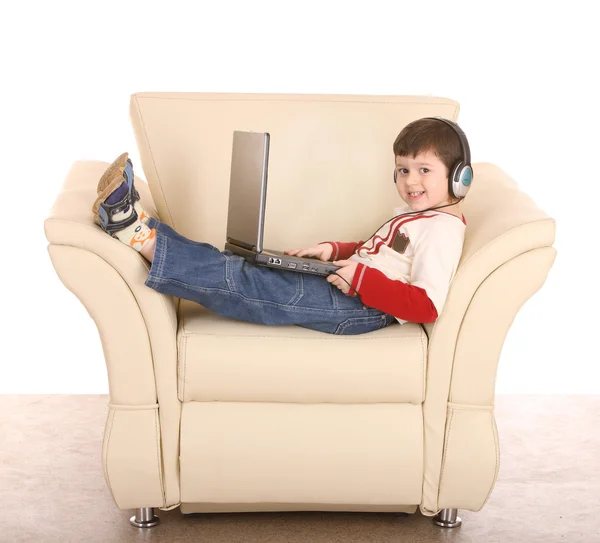 Junge mit Laptop und Kopfhörer. — Stockfoto