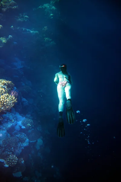 Frau und Korallenfische im blauen Wasser. — Stockfoto
