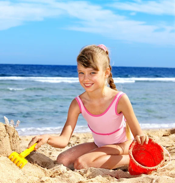 Kind spelen op het strand. — Stockfoto