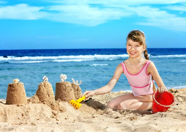 Дитина грає на пляжі . — стокове фото