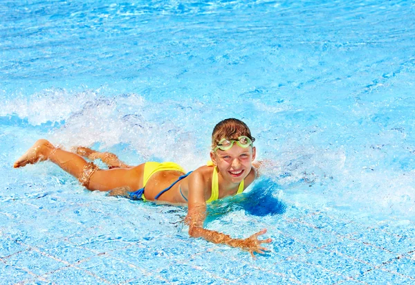 Barn i simbassäng — Stockfoto