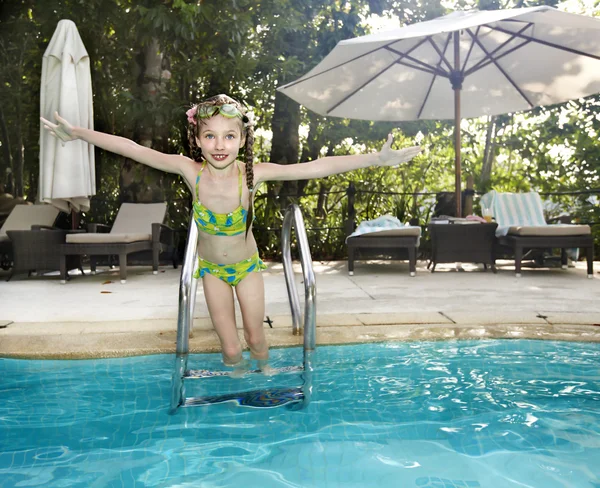 Ребенок в бассейне. На открытом воздухе . — стоковое фото