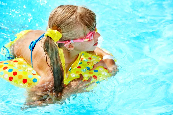 Barn i simbassäng — Stockfoto