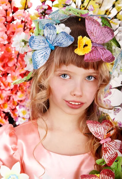 Chica con mariposa y flor . —  Fotos de Stock
