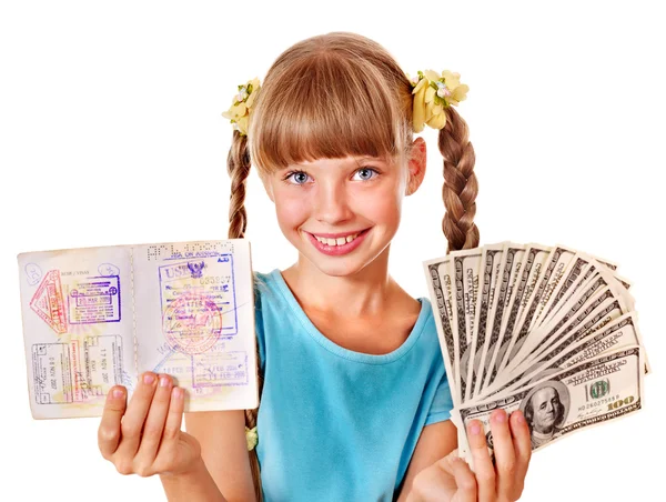 Weinig meisje bedrijf internationaal paspoort. — Stockfoto