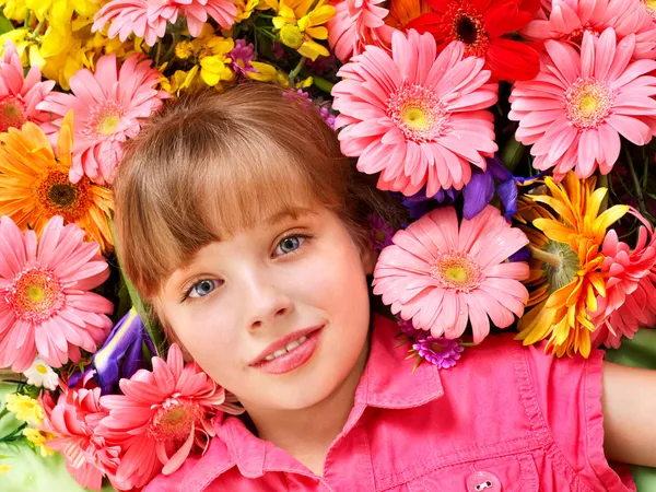 花の上に横たわる子. — ストック写真