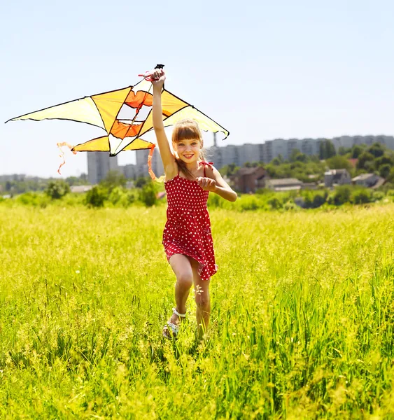 Kind vliegende vlieger buiten. — Stockfoto