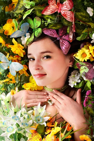 Mooi meisje met butterfly en flower op gras. — Stockfoto