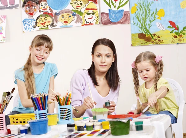 Barn målning i förskolan. — Stockfoto