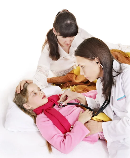 Arzt untersucht Kind mit Stethoskop. — Stockfoto