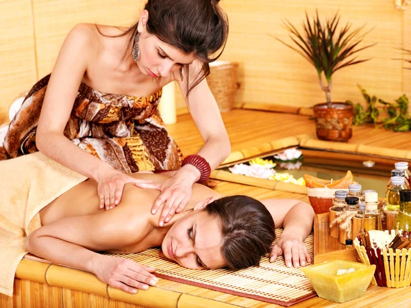 Žena dostává masáž v lázních bambus. — Stock fotografie