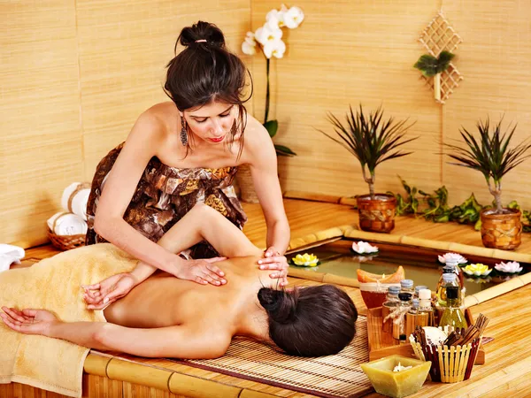 Donna ottenere massaggio in bambù spa . — Foto Stock