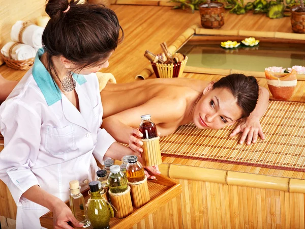 Mujer recibiendo masaje en spa de bambú . —  Fotos de Stock