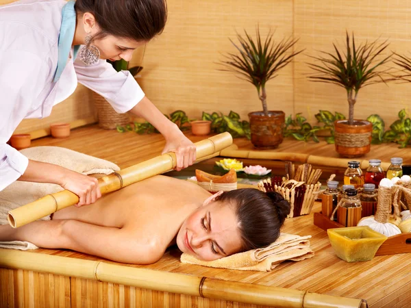 Bamboe massage. — Stockfoto