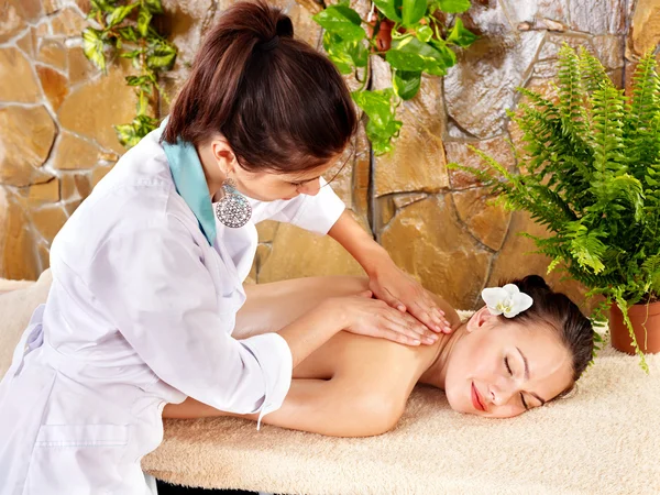 Молода жінка отримує масаж у спа-центрі . — стокове фото