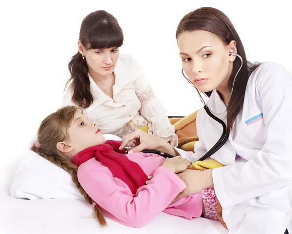 Médico examina niño con estetoscopio . — Foto de Stock