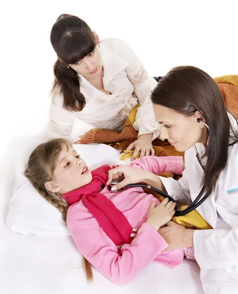 Médico examina criança com estetoscópio . — Fotografia de Stock