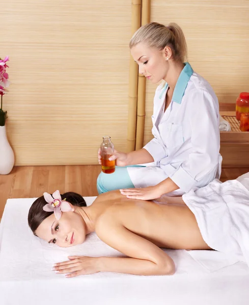 Mulher na mesa de massagem no spa de beleza . — Fotografia de Stock