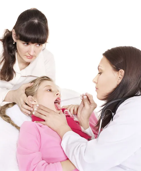 Doctor exams child with sore throat. — Stock Photo, Image